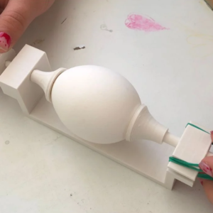 Paskalya yumurtalarını boyamak için paskalya yumurtası tutacağı (Çocuklar için)